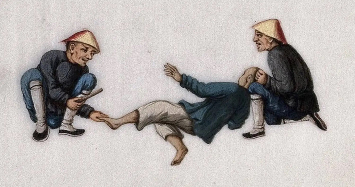 Tại Trung Quốc, "phạt cười" được cho là xuất hiện từ thời nhà Hán. Phương pháp tra tấn này dành riêng cho giới quý tộc vì nó không để lại dấu vết trên cơ thể của họ.