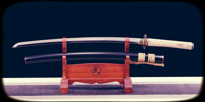 Katana là một trong những vũ khí gắn liền với tên tuổi của samurai Nhật Bản. Thanh kiếm Katana có chiều dài khoảng 60 - 73 cm, có một lưỡi sắc bén và nặng 1,1 - 1,3 kg. Ảnh: katanaswordart.