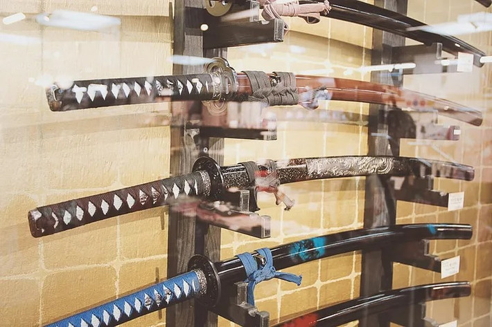 Lưỡi kiếm Katana được samurai hướng lên trên để có thể rút kiếm ra và tấn công kẻ thù bằng những động tác mạnh mẽ, dứt khoát. Một số samurai có thể chém đối thủ của mình chỉ bằng một chuyển động trong chớp mắt. Ảnh: Arthur Mazi on Unsplash.