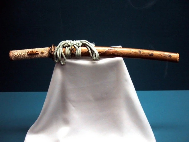 Wakizashi là một loại kiếm khác thường được samurai mang theo bên mình. Mỗi thanh kiếm Wakizashi có lưỡi kiếm dài khoảng từ 30 - 60 cm. Theo đó, những thanh kiếm Wakizashi có độ dài tương đương Katana còn được gọi là O-wakizashi. Ảnh: Wikipedia.