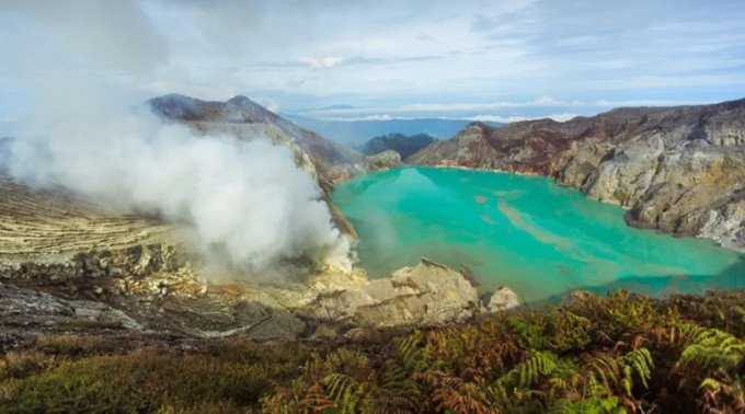 Kawah Ijen là núi lửa khổng lồ còn hoạt động trên đảo Java, Indonesia. Trên miệng núi lửa này có hồ axit lớn nhất thế giới. Nước hồ có độ pH thấp hơn 0,3 ở nhiều nơi trong hồ do chất lỏng thủy nhiệt bốc lên từ bên trong vỏ Trái Đất. Điều này khiến nước chứa đầy khoáng chất cũng như axit sulfuric và axit hydrochloric. Ảnh: Evgenii Ivkov via Getty Images.