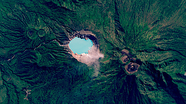Theo một nghiên cứu năm 2006, bất chấp môi trường khắc nghiệt, hồ axit của Kawah Ijen vẫn là nơi sinh sống của một quần thể vi khuẩn nhỏ. Ảnh: ESA.