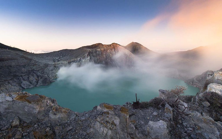 Lần phun trào gần nhất của núi lửa Kawah Ijen là vào năm 1999. Ngọn núi lửa cao 2.769m và miệng hố rộng 700 x 800m. Ảnh: ijenexpeditiontour.