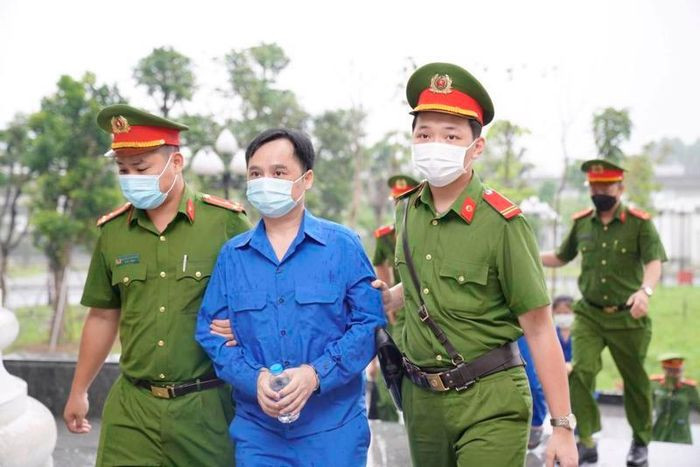 Bản án cho thấy, Nhân thống nhất với Nam sử dụng nhóm tài khoản chứng khoán đứng tên nhân viên, người thân và dùng tiền của Công ty Quản lý tài sản Trí Việt cho vay dưới hình thức hợp tác đầu tư để mua khối lượng lớn mã BII, TGG. Từ số tiền vay 700 tỷ đồng, Nhân và Nam đã bàn bạc kịch bản thao túng mã BII, TGG. Nam chỉ đạo nhân viên sử dụng 17 tài khoản mua khối lượng lớn các cổ phiếu này ở vùng giá thấp 1.000 – 2.000 đồng/cp, liên tục đặt lệnh, khớp lệnh, tạo cung cầu giả tạo, tạo giá đóng cửa mới dẫn đến đẩy giá cổ phiếu tăng cao. Kết thúc hành vi thao túng, các bị cáo bán cổ phiếu, thu lời 154 tỷ đồng. Hiện ông Nhân đang kháng cáo xin giảm nhẹ hình phạt.