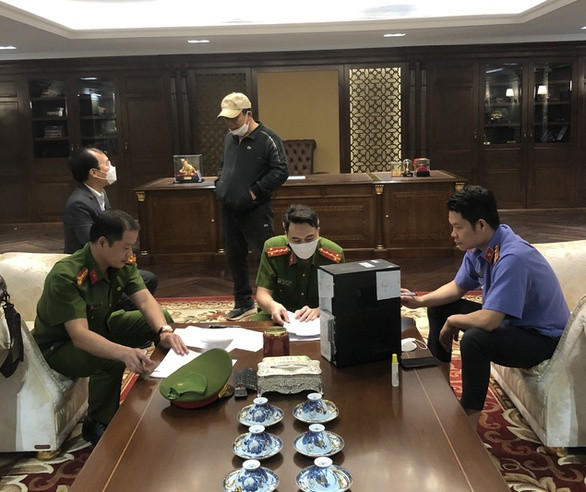 Ông Quyết chỉ đạo 2 em gái cùng một số người khác sử dụng các tài khoản đã mở để mua bán chứng khoán, thao túng thị trường, đẩy giá cổ phiếu FLC từ 15.500 đồng lên 24.050 đồng/cổ phiếu, tăng 64%. Sau đó chỉ đạo bán 76,7 triệu cổ phiếu FLC và khớp lệnh 74,8 triệu cổ phiếu với giá trung bình 22.586 đồng/cổ phiếu, nhưng không công bố thông tin trước giao dịch. Số tiền ông Quyết thu về sau khi bán chui cổ phiếu là 1.689 tỷ đồng, thu lợi bất chính 975 tỷ đồng. Ông Quyết cùng một số bị can còn bị khởi tố thêm tội lừa đảo chiếm đoạt tài sản.