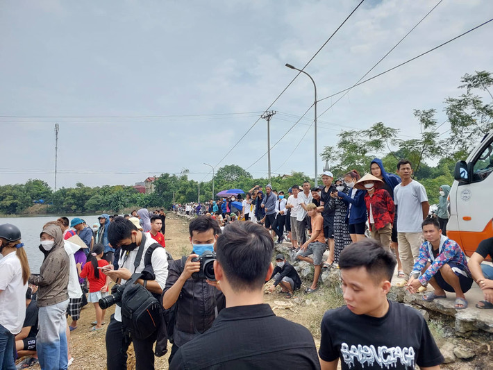 Từ trưa, hàng trăm người đã tụ tập tại cầu Cù Sơn, Vân Côn.