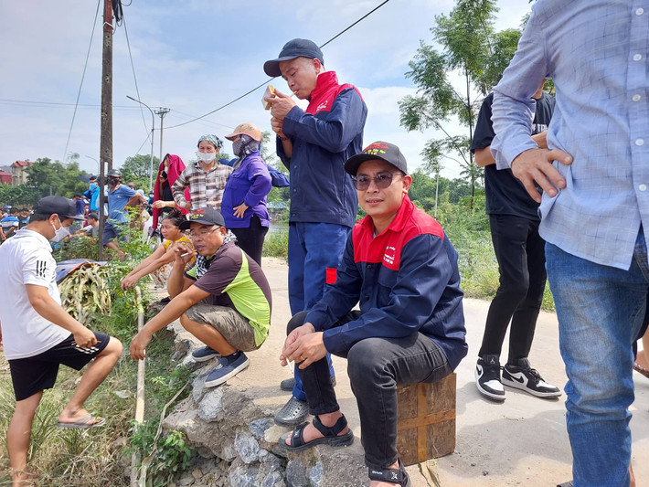 Được biết, đội cứu hộ 116 Thái Bình sẽ thực hiện công tác tìm kiếm trong 2 ngày. >>> Mời độc giả xem thêm video TP.HCM: Nhảy cầu rồi bơi về nhà ngủ, mặc đội cứu hộ lặn tìm cả đêm: