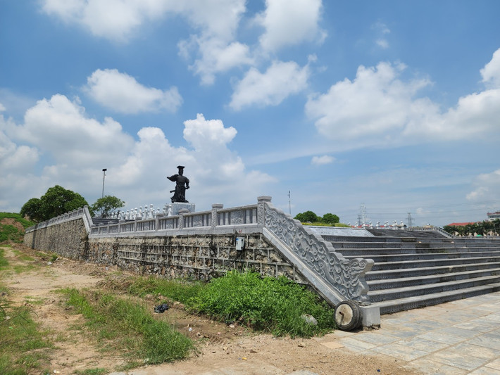Đến năm 2020, UBND tỉnh Ninh Bình lại điều chỉnh một số hạng mục của dự án. Cụ thể, khu vực giáp đường quốc lộ 1A sẽ không xây dựng cổng thành, bãi đỗ xe như thiết kế mà chuyển thành tiểu cảnh tạo không gian cảnh quan. Dự án được điều chỉnh tổng số vốn từ 1.543 tỷ đồng xuống 1.430 tỷ đồng và dự kiến hoàn thành vào năm 2024.