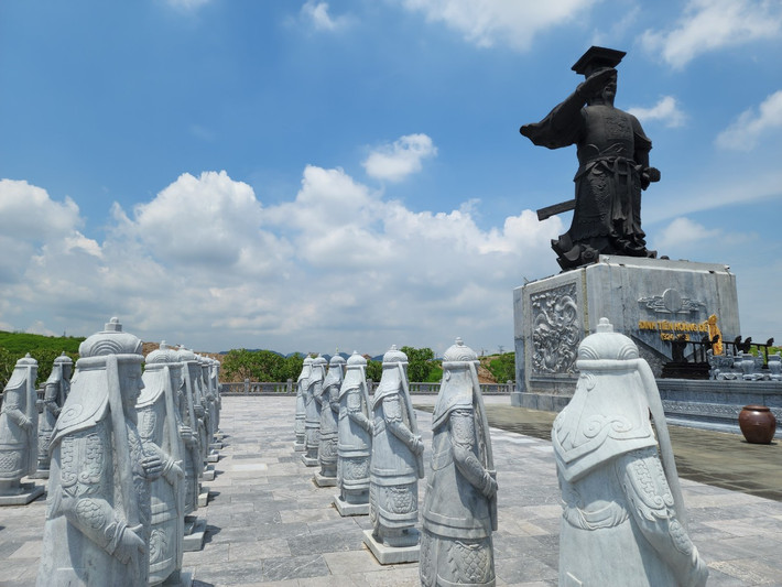 Tiếp đó cuối năm 2014, dự án đã điều chỉnh lại. UBND tỉnh Ninh Bình quyết định giảm diện tích đất thực hiện dự án từ 56 ha xuống còn 34 ha. Ngoài ra, còn quyết định mở rộng hạng mục đường hầm là đoạn đường Đinh Tiên Hoàng đi qua quảng trường từ một làn xe lên 2 làn xe. Tổng nguồn vốn không thay đổi.
