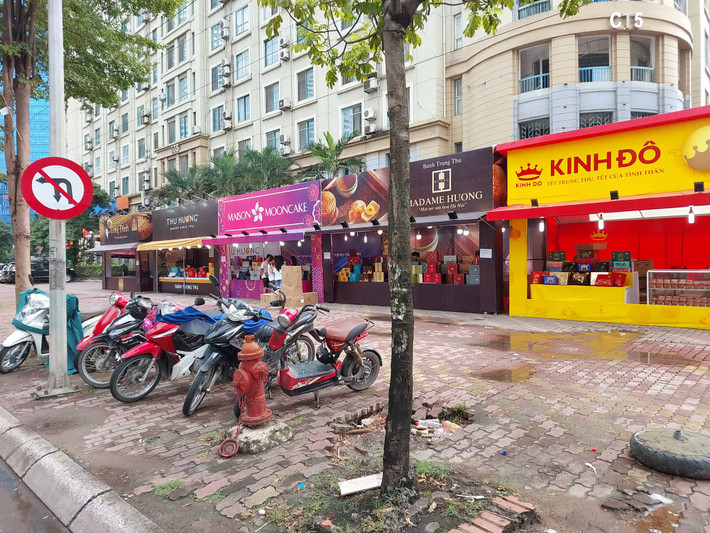 Mỗi điểm đều tụ họp đầy đủ các thương hiệu bánh kẹo lớn của Việt Nam như: Kinh Đô, Hữu Nghị, Madame Hương, Bảo Ngọc, Maison Mooncake, Thu Hương,... Đây đều là những hãng có danh tiếng. Nhưng vấn đề đặt ra là ai cho phép các nhãn hàng bánh nổi tiếng này lập quầy bán ngay trên vỉa hè, vi phạm Luật Giao thông đường bộ?.