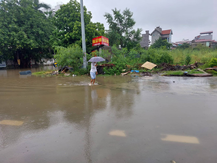 Người đi bộ cũng không khá khẩm hơn khi phải dò dẫm từng bước đi nếu không muốn bước hụt xuống các hố cống.