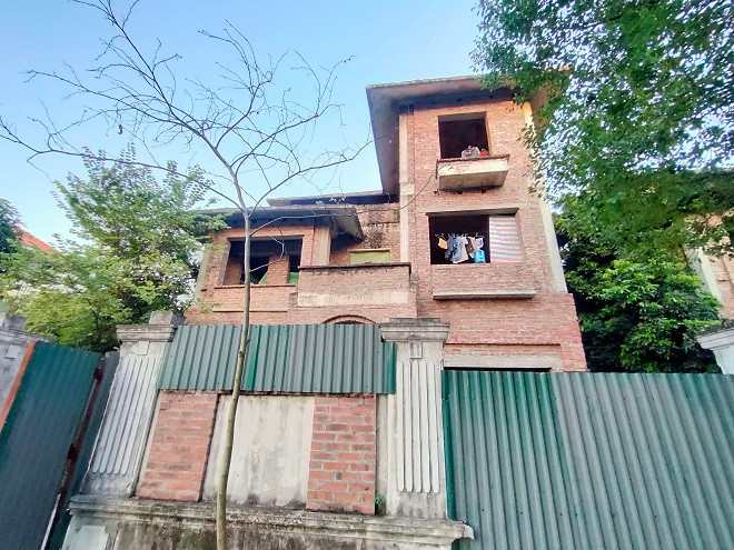 Một số căn biệt thự bỏ hoang được tận dụng làm nơi ở tạm cho công nhân xây dựng.