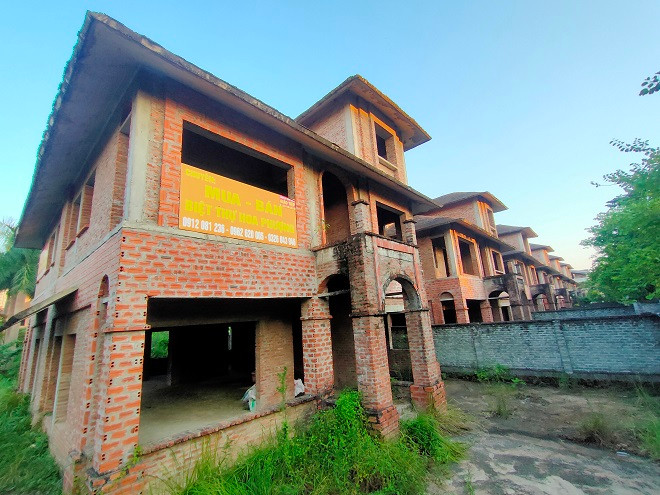 Thời gian gần đây, trên các trang rao bán bất động sản, các tin rao bán biệt thự tại dự án Khu biệt thự Hoa Phượng cũng được chủ nhà, môi giới hét giá cao ngất ngưởng. Hiện tại, các căn biệt thự dự án này đang có giá dao động khoảng 70 - 85 triệu đồng/m2, tùy vị trí, diện tích.