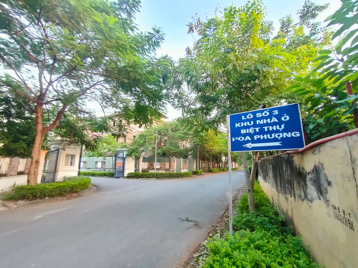 Được biết, dự án Khu biệt thự Hoa Phượng do liên danh chủ đầu tư gồm: Công ty TNHH Ứng dụng và Phát triển Công nghệ AVN, Công ty Kinh doanh Vật tư Thiết bị và Công ty CP Lý Hùng làm chủ đầu tư. Mỗi công ty đầu tư một lô trong 3 lô đất của dự án.