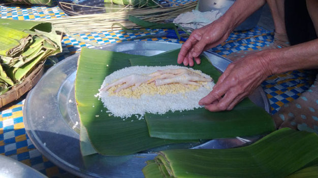 Bánh tét nhân chân gà không có mỡ heo nhưng bánh rất béo và có vị ngọt thanh tao của da, xương và tủy của gà. Ảnh: Tuổi trẻ.