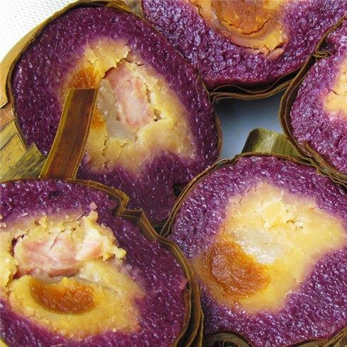 Bánh tét lá cẩm hột vịt là một trong những đặc sản nổi tiếng ở Cần Thơ. Bánh có vị mặn của trứng muối khi hòa quyện với độ dẻo của nếp tạo thành một hương vị đặc trưng không thể lẫn của bánh tét lá cẩm. Ảnh: Mẹ quê.