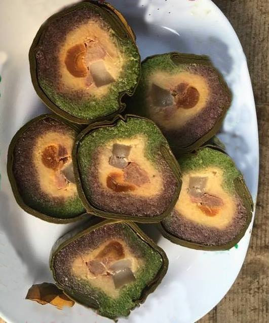 Bánh tét trà xanh: Một trà xanh trộn lẫn với nếp tạo nên hương vị trà xanh rất riêng cho món bánh tét này. Ảnh: Mẹ quê.