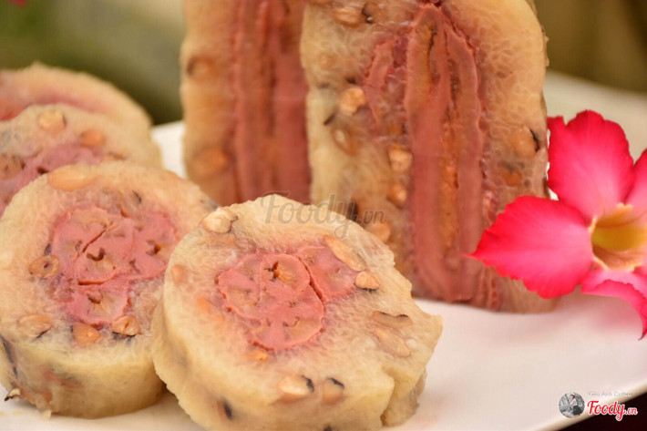 Bánh tét hai màu lạ mắt. Ảnh: Foody.