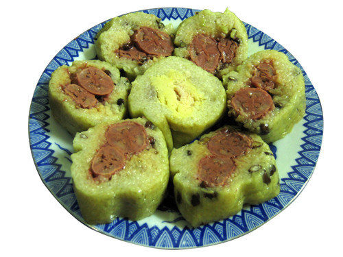 Thay vì làm nhân bánh tét bằng đậu xanh, thịt lợn... một số nơi chỉ dùng xúc xích làm sẵn để gói bánh rất lạ. Ảnh: Wikibanh.