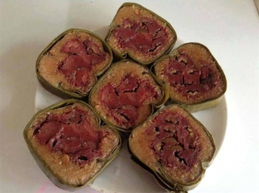 Bánh tét nhân chuối: Đây cũng là món ăn chay phổ biến ở miền Nam. Ngày Tết tại khu vực đồng bằng sông Cửu Long dù thiếu thốn đến mấy thì gia đình nào cũng gói những đòn bánh tét chuối dân dã thơm ngon để đón Tết. Ảnh: Làm sao.