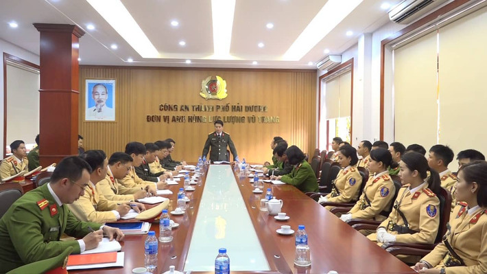 Đầu năm mới 2020, Công an TP Hải Dương đã triển khai hoạt động của tổ nữ CSGT. (Ảnh: Đại tá Lê Ngọc Châu - Giám đốc Công an tỉnh chỉ đạo việc triển khai thành lập tổ nữ CSGT Công an thành phố).
