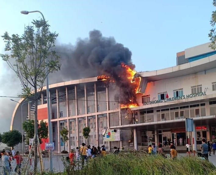 Vụ cháy xảy ra vào khoảng 16h45 chiều 8/1, thời điểm đó ngọn lửa xuất hiện tại cột sát tường tòa nhà làm việc của lãnh đạo Bệnh viện cùng các y bác sĩ sau đó lan nhanh lên phần mái nhà và bùng lên.