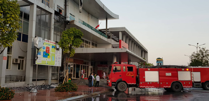 Thời điểm xảy ra vụ cháy, các nhân viên bệnh viện đã sử dụng bình cứu hỏa để xử lý tuy nhiên không khống chế được vì ngọn lửa bốc lên dữ dội.