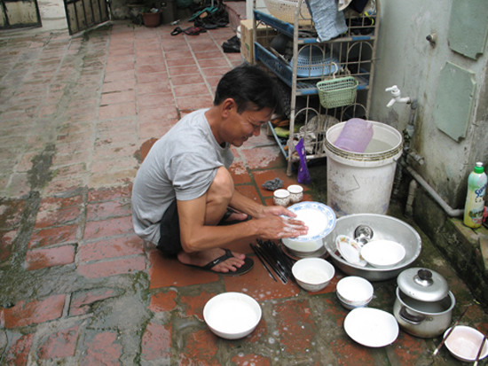 Nếu như cứ mặc định "phụ nữ phải làm việc nhà", gánh nặng đè lên vai phụ nữ sẽ trầm trọng hơn, khiến họ cảm thấy mệt mỏi, lâu dần sẽ căng thẳng, dễ cãi vã, mâu thuẫn với chồng, con.