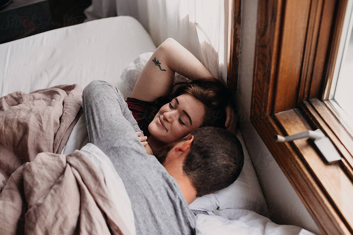 2. Ngay khi vừa chấm dứt kỳ kinh nguyệt: Đây vẫn không phải là thời điểm thích hợp để sinh hoạt vợ chồng. Theo nghiên cứu khoa học, âm đạo nữ giới lúc này xuất hiện nhiều axit, sức đề kháng của cơ thể cũng giảm sút.