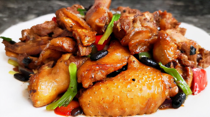 4. Thịt gà: Thịt gà không chỉ thơm ngon về hương vị mà còn có giá trị dinh dưỡng cao, rất thích hợp cho cả nam và nữ, già trẻ lớn bé, tuy nhiên không nên ăn thịt gà đun đi đun lại nhiều lần vì có nguy cơ gây nguy cơ ung thư.