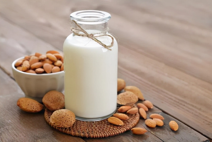 3. Sữa: Sữa là thức uống thường xuyên của mọi người, không chỉ được trẻ em mà nhiều bạn trẻ, người trung niên và người già ưa thích, uống sữa còn có tác dụng ngăn ngừa loãng xương, rất tốt cho xương của con người.