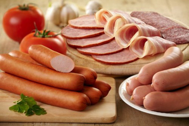 Thứ hai là các sản phẩm thịt đã chế biến ví dụ như thịt, nội tạng và các sản phẩm từ máu đã được xử lý, hun khói hoặc trải qua các quá trình chế biến khác. Nitrit được thêm vào các sản phẩm chế biến có thể chuyển hóa thành nitrosamine gây ung thư.