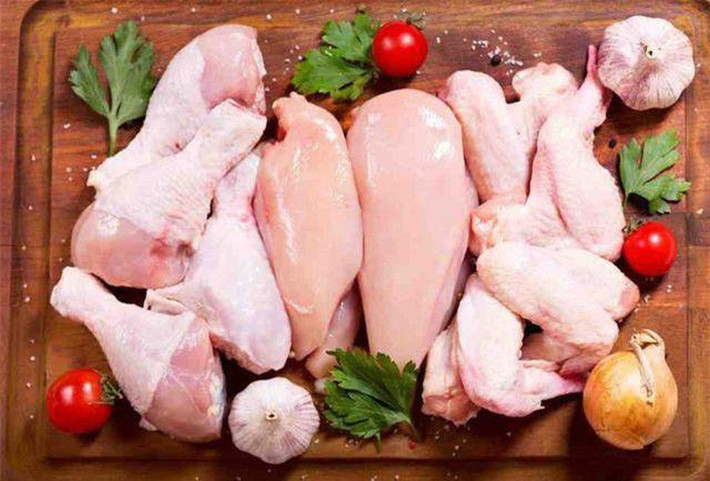 Thịt trắng có hàm lượng chất béo thấp, trong đó thấp nhất là thịt các loại cá, cá biển sâu cũng rất giàu axit eicosapentaenoic (EPA) và axit docosahexaenoic (DHA), có lợi trong việc ngăn ngừa rối loạn lipid máu và các bệnh tim mạch và mạch máu não.