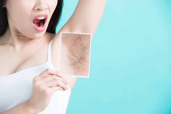 2. Nhiều lông nách: Đối với nam và nữ, lông nách thường bắt đầu mọc sau khi trưởng thành, tức là vùng nách của chúng ta sẽ bắt đầu mọc lông khi bắt đầu dậy thì.