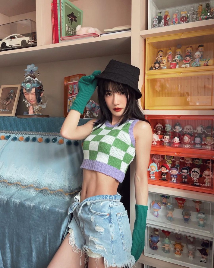 Cô được xem là một trong những hot girl gợi cảm sở hữu vòng eo siêu thực, cả cơ thể không có mỡ thừa, thực sự vô cùng đáng ngưỡng mộ.