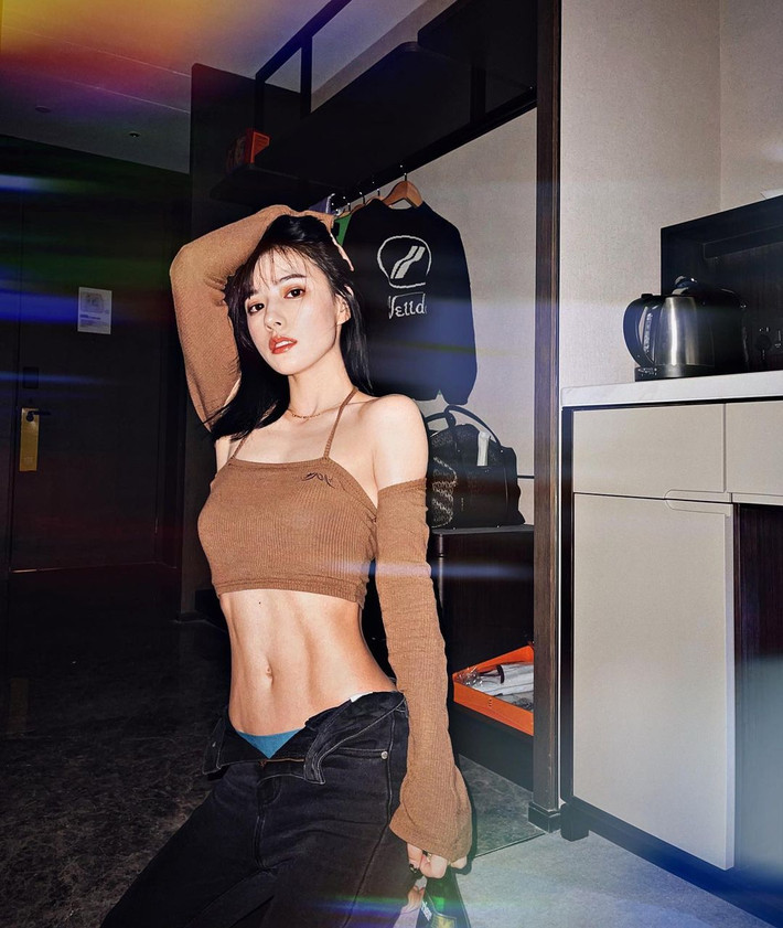 Cơ bụng của Trần Ương không hề thua kém các huấn luyện viên thể hình, khiến nhiều cô gái trẻ mơ ước, muốn được như vậy.