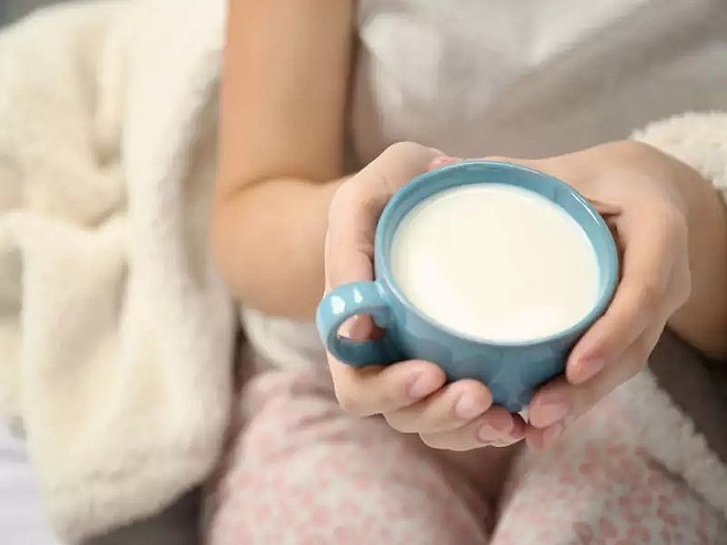 Ngoài ra, sữa còn có tryptophan và canxi, giúp bạn ngủ ngon hơn. Uống một ly sữa nhỏ cách khoảng 1 - 2 tiếng trước khi đi ngủ, bạn sẽ tự nhiên cảm thấy tràn đầy năng lượng khi thức dậy vào ngày hôm sau.