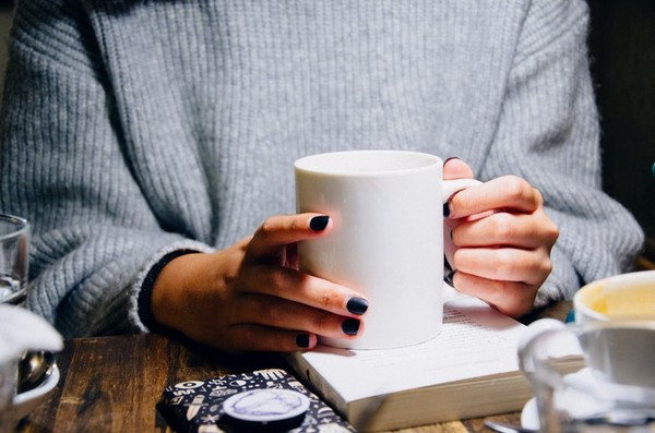 Nhiều người tin rằng tốt nhất là nên cắt giảm đồ uống trước khi đi ngủ, vì caffein và đường có thể khiến chất lượng giấc ngủ giảm sút, gây ảnh hưởng không tốt đến sức khoẻ, khiến cơ thể tăng cân. (Ảnh minh họa)