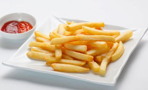 Loại thực phẩm thứ nhất là thực phẩm nhiều chất béo và calo cao: Các loại thực phẩm chiên rán như gà rán, gà chiên giòn, khoai tây chiên…, là những loại thực phẩm chứa nhiều axit béo bão hòa, axit béo chuyển hóa và cholesterol.