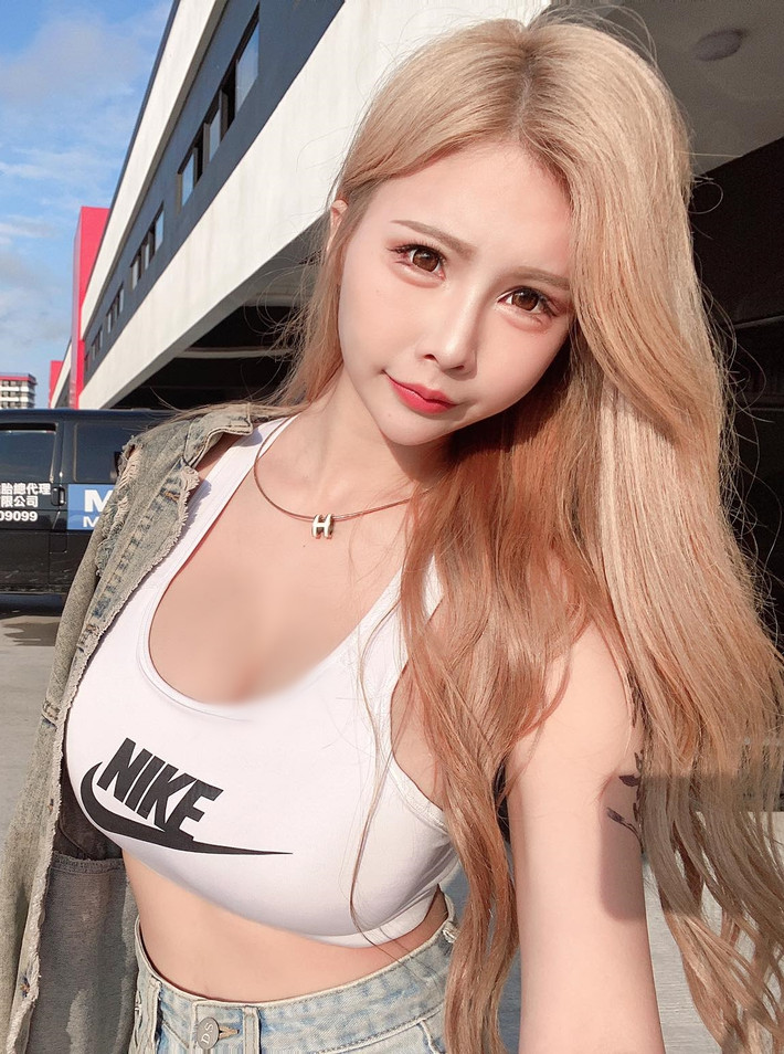Ngải Phi không chỉ là một trong những hot girl, người mẫu nổi đình nổi đám của công ty người mẫu JKF mà còn là một trong những mỹ nhân gợi cảm nổi tiếng trên mạng xã hội Trung Quốc.