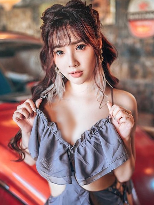 Little Apple là một trong những hot girl gợi cảm rất nổi tiếng người Trung Quốc. Cô nàng sở hữu vẻ đẹp dễ thương và dáng vóc nóng bỏng.