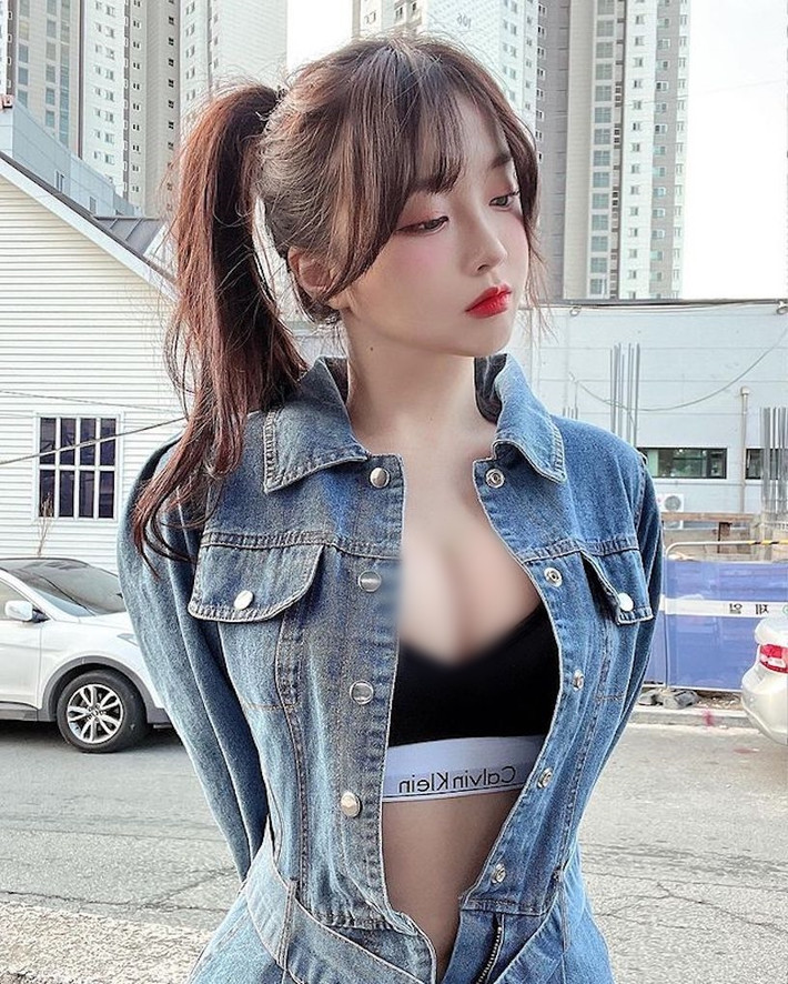Mới đây, Kim Ah-young đăng tải hình ảnh mình hoá thân thành cô thợ sửa xe, cầm theo dụng cụ để đi bảo dưỡng.