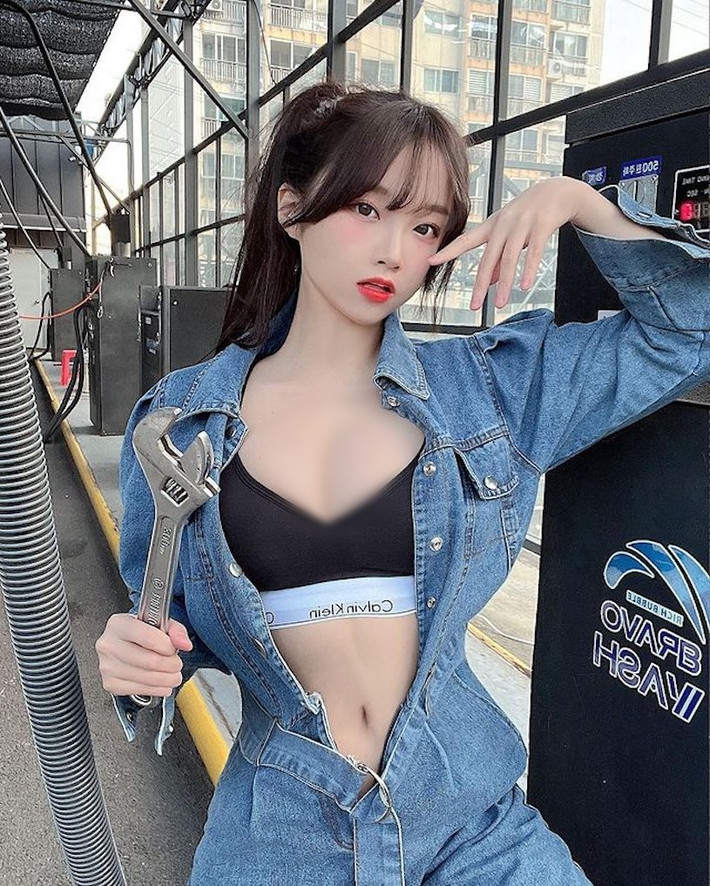Song điểm đáng chú ý là Kim Ah-young không mặc đồ kín đáo để tránh bụi bẩn, dầu mỡ như những công nhân khác.