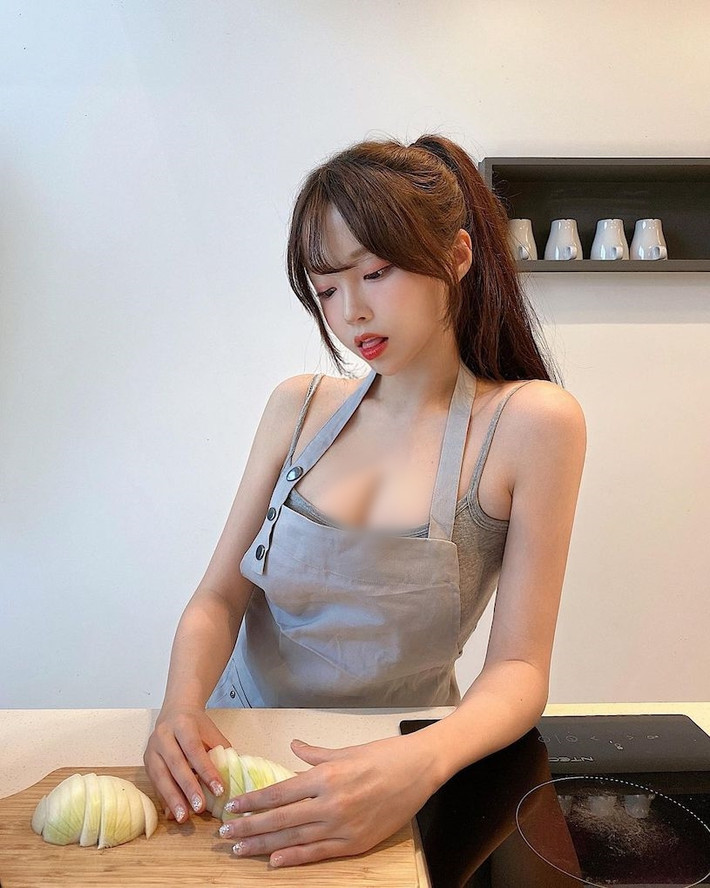Ngay cả khi khoe ảnh nấu ăn ở nhà, Kim Ah-young cũng có thể khiến các fan phải "nóng mắt" với trang phục hở bạo.