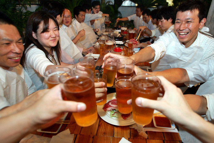 Thứ hai, người uống rượu lâu ngày sợ nhất là đau bụng. Rượu bia có thể gây hại lớn cho tuyến tụy, uống nhiều có thể bị viêm tụy, gây đau bụng giữa dữ dội, thậm chí đau thắt lưng. Dần có thể gây ra viêm tụy mãn tính, thậm chí ung thư tuyến tụy.