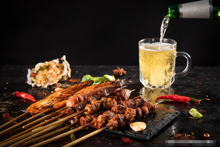 Thứ sáu, người uống lâu sợ nhất là đau đầu chóng mặt. Bởi uống lâu dễ dẫn đến tăng huyết áp, gây bệnh mạch máu não, lâu ngày có khả năng gây cao huyết áp, xuất huyết não hoặc nhồi máu não. Dấu hiệu của bệnh cao huyết áp, bệnh mạch máu não là chóng mặt và đau đầu.