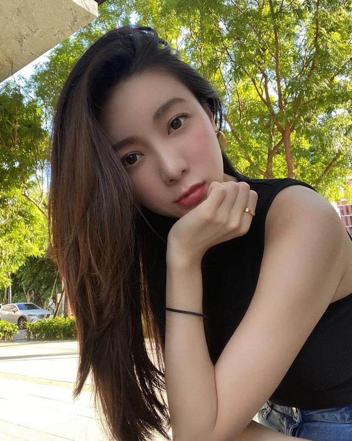 Hot girl gợi cảm Thiệu Đại Nhi nổi tiếng với khuôn mặt xinh đẹp, nụ cười ngọt ngào và thân hình đẹp chuẩn mực. Cô nàng cũng là một trong những hot girl có thành tích học tập cao.