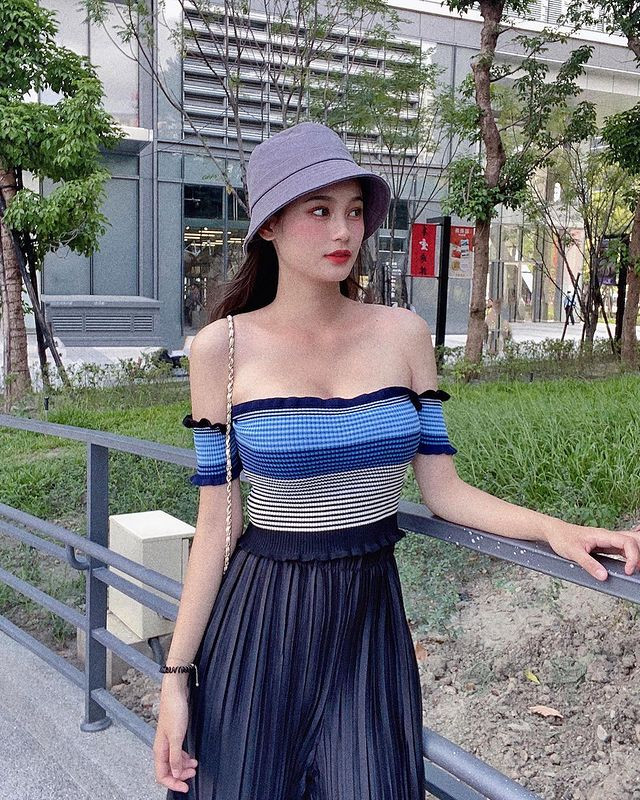 Quả thực, trang phục mà nữ bác sĩ trị liệu chọn có khả năng tạo hiệu ứng thị giác mạnh, khiến người nhìn không khỏi ấn tượng.