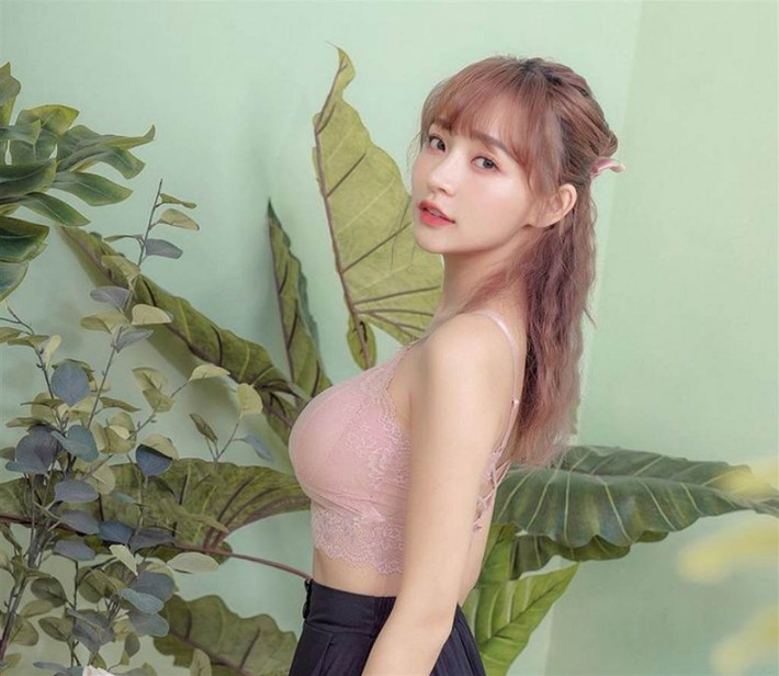 Lâm Tương có hàng trăm ngàn người hâm mộ, chủ yếu là fan nam. Livestream nào của cô nàng cũng đạt kỷ lục về số người xem, bản thân hot girl cũng không ngừng được tán dương về nhan sắc.