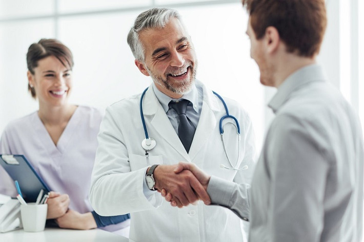 2. Viêm tuyến tiền liệt: Nhiễm vi khuẩn có thể gây viêm, rách và chảy máu tuyến tiền liệt, ngoài việc xuất tinh ra máu có thể đồng thời xuất hiện các triệu chứng như đi tiểu nhiều lần, tiểu khó hoặc đau.
